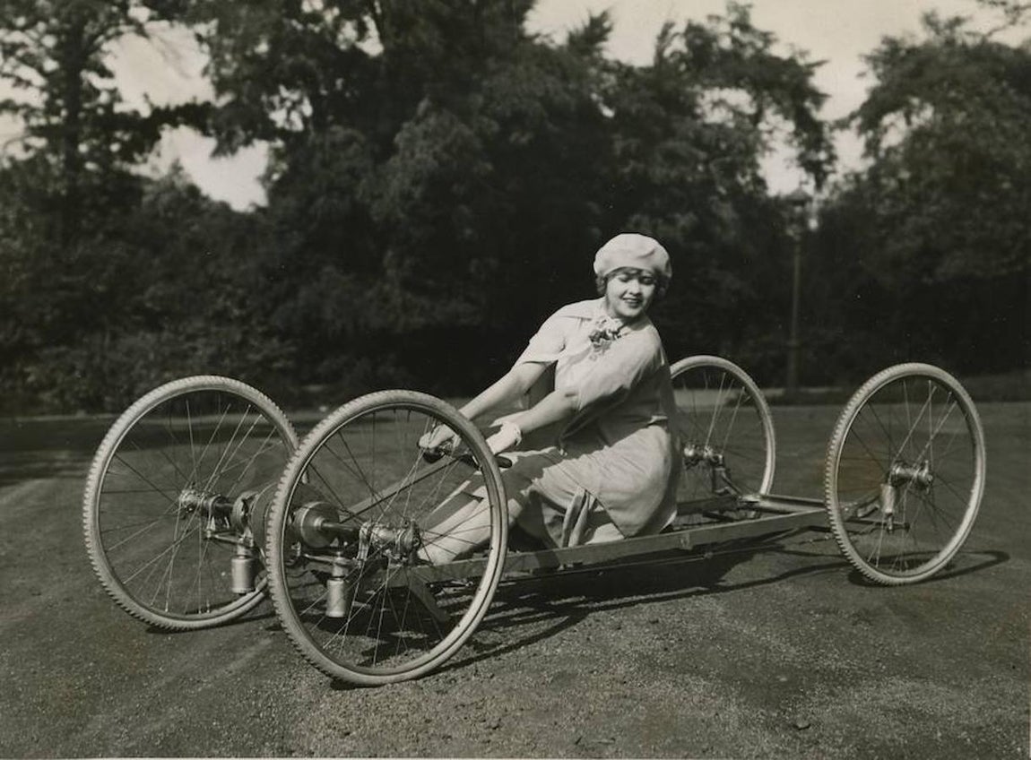 Nueva York, septiembre de 1926. Una novedad ciclista. El esquife terrestre, al última novedad del biciclo. Se mueve merced a una palanca como la empleada en algunos carritos que se utilizan en las líneas férreas y alcanza una velocidad de 20 millas por hora, o sea más de 30 kilómetros hora.. 