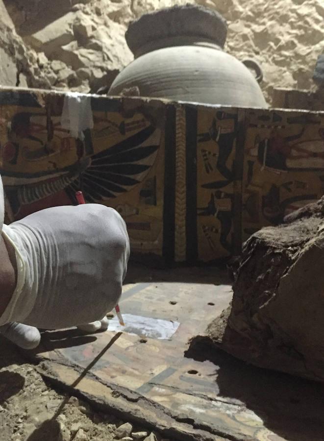 La tumba tiene el típico estilo de los enterramientos de los nobles, tiene forma de la letra T, consiste en un patio abierto, una sala rectangular y una cámara interna, según el comunicado del Ministerio. 