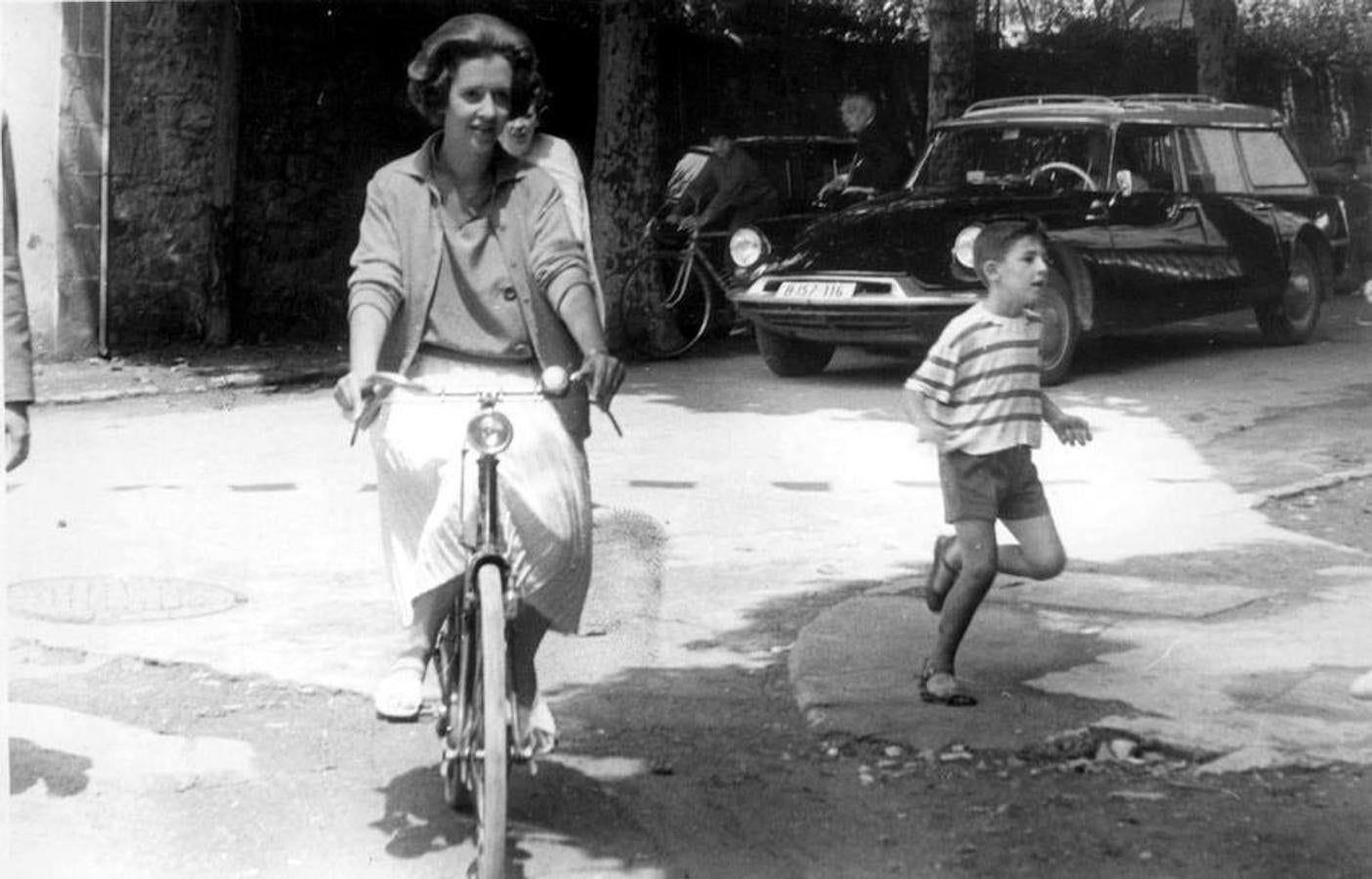 Zarauz, agosto de 1961. La reina Fabiola al salir de la peluquería, en bicicleta. 