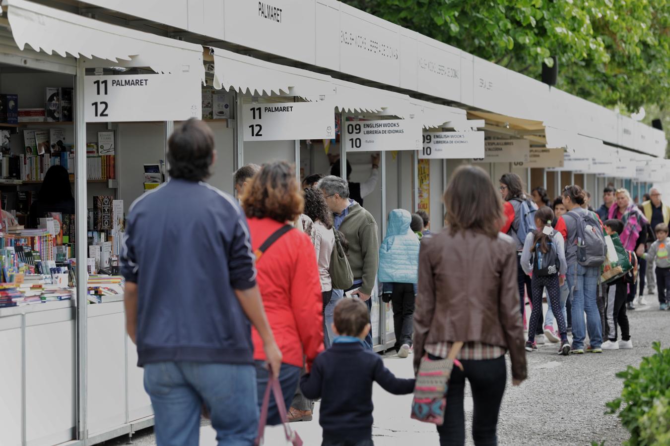 Valencia acoge la Feria del Libro en los Jardines de Viveros. 