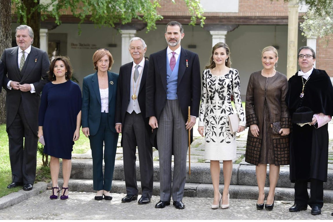 Los Reyes y las autoridades junto a Eduardo Mendoza y su esposa, Ana Soler. 