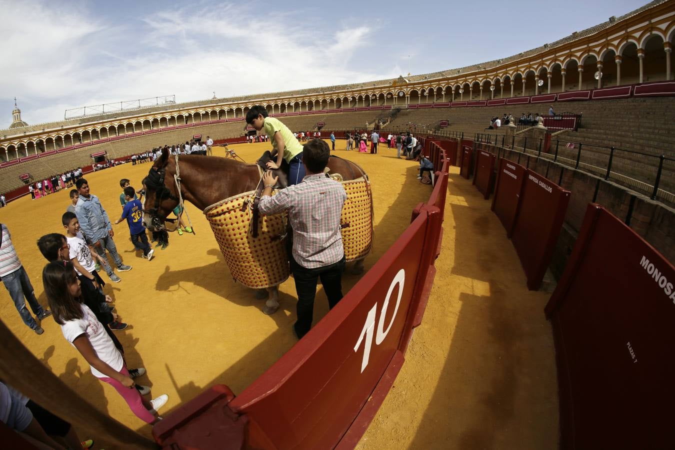 Los niños disfrutan del toreo de salón en la Maestranza