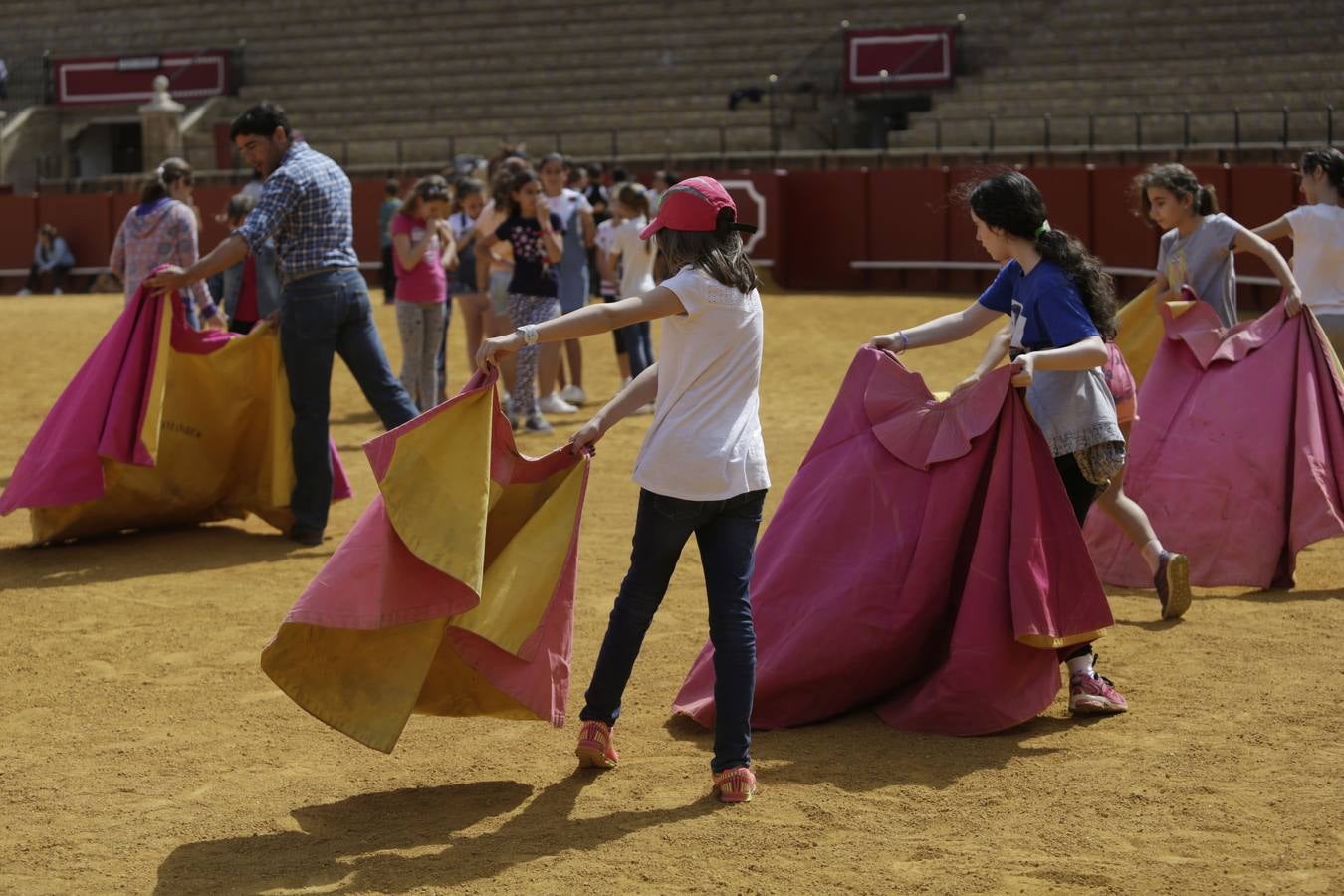 Los niños disfrutan del toreo de salón en la Maestranza