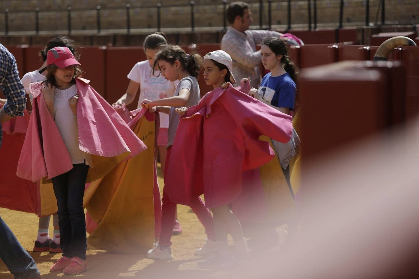 Los niños disfrutan del toreo de salón en la Maestranza