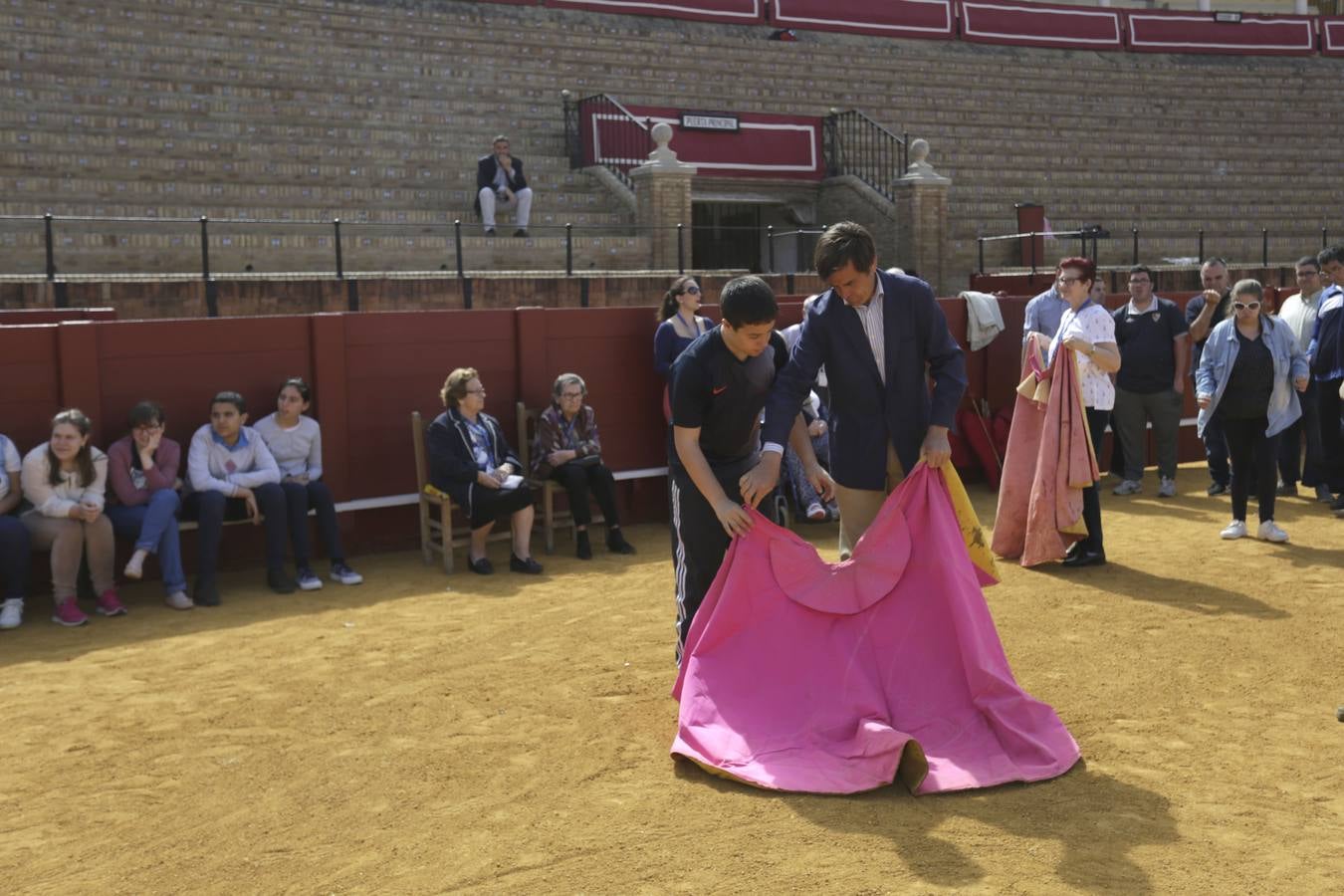 Los niños disfrutan del toreo de salón en la Maestranza