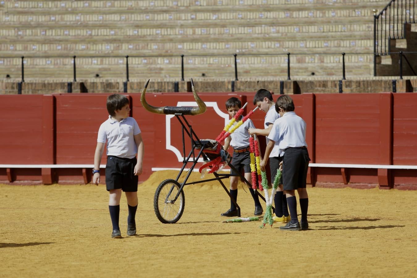 Los niños disfrutan del toreo de salón en la Maestranza