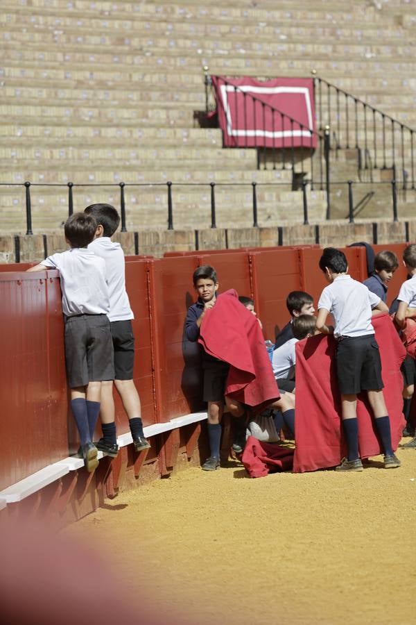 Los niños disfrutan del toreo de salón en la Maestranza