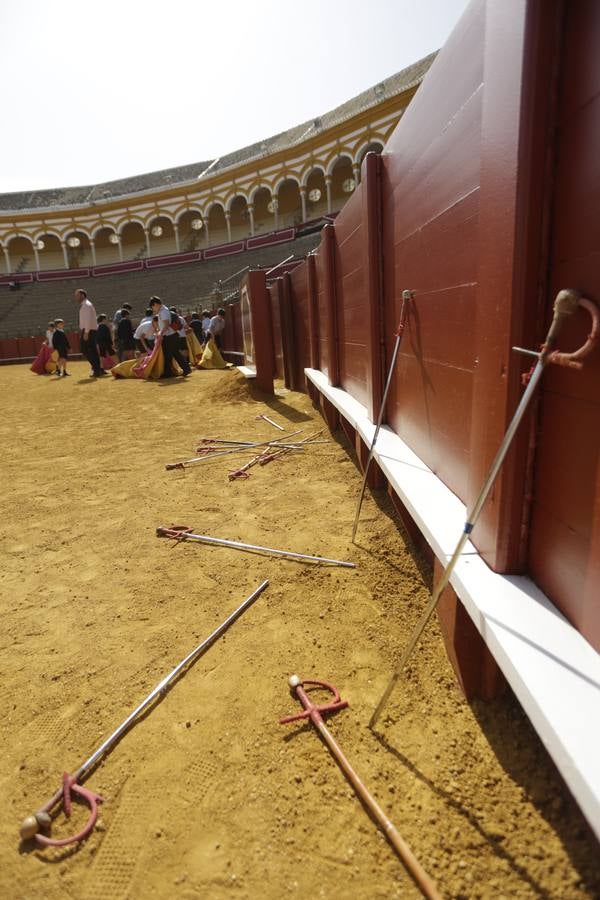 Los niños disfrutan del toreo de salón en la Maestranza