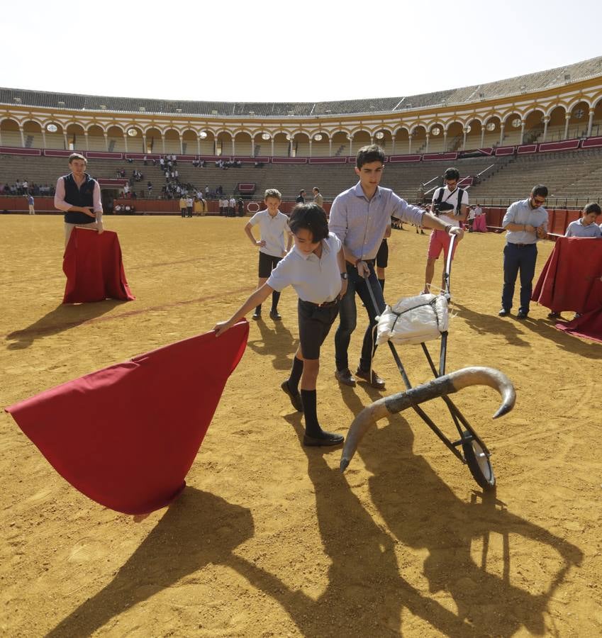 Los niños disfrutan del toreo de salón en la Maestranza