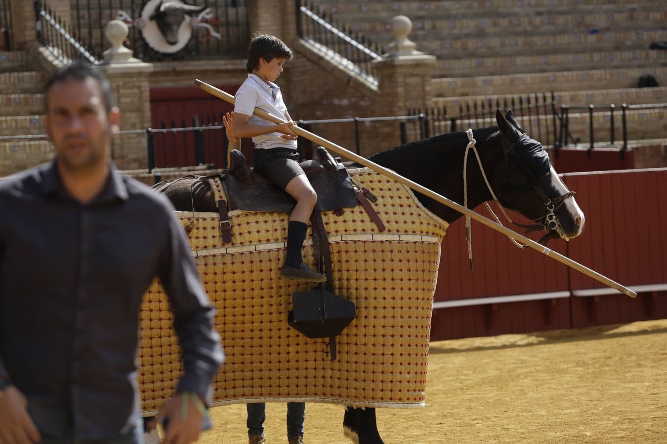 Los niños disfrutan del toreo de salón en la Maestranza