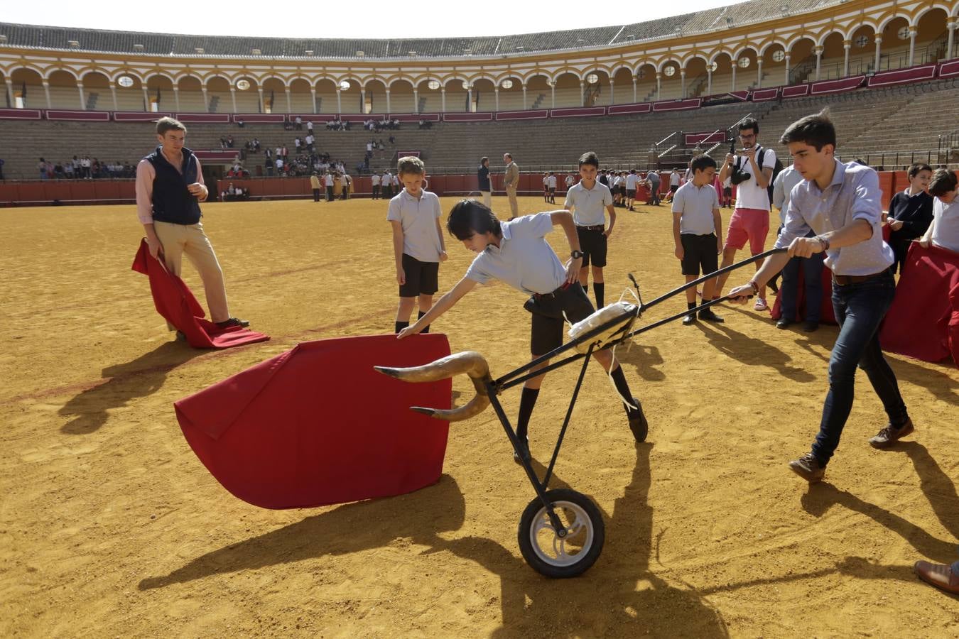 Los niños disfrutan del toreo de salón en la Maestranza