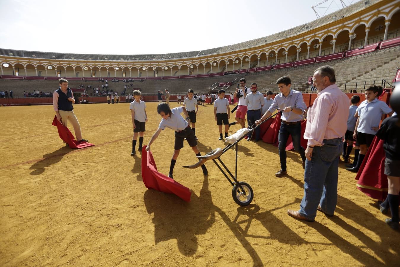 Los niños disfrutan del toreo de salón en la Maestranza