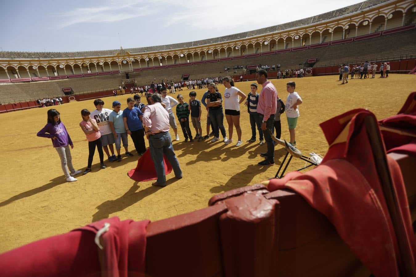 Los niños disfrutan del toreo de salón en la Maestranza