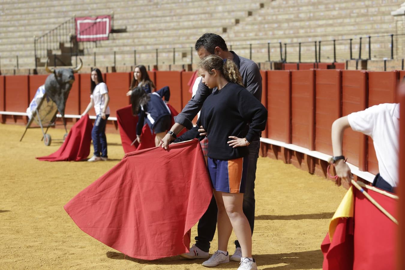 Los niños disfrutan del toreo de salón en la Maestranza