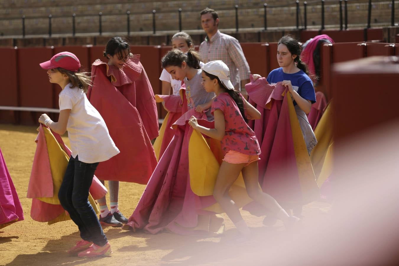 Los niños disfrutan del toreo de salón en la Maestranza