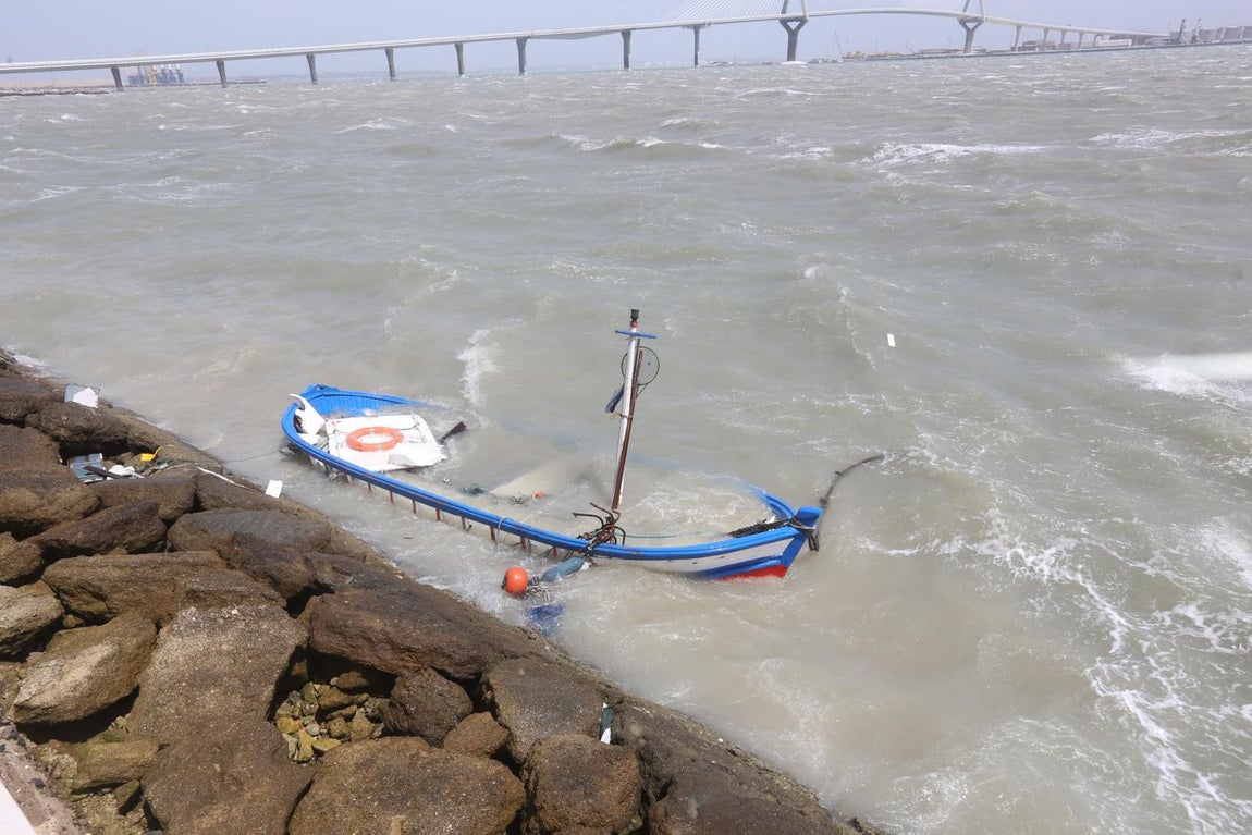 Barcos hundidos en la Bahía de Cádiz a causa del temporal de levante