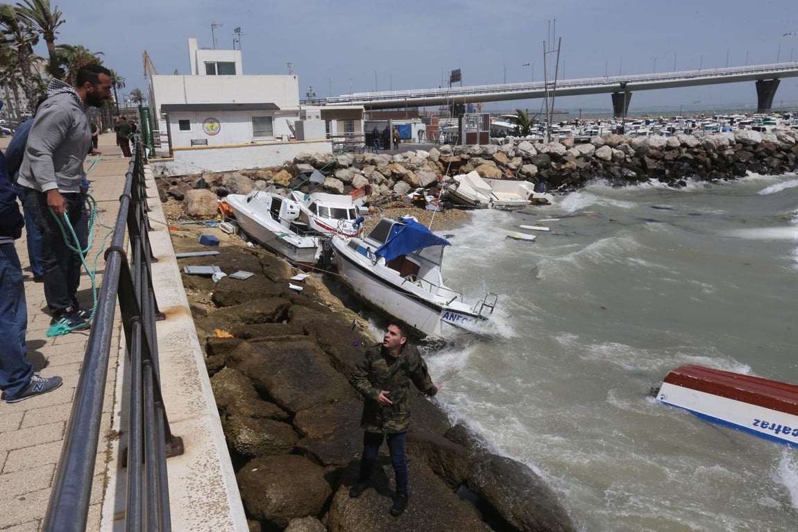 Barcos hundidos en la Bahía de Cádiz a causa del temporal de levante