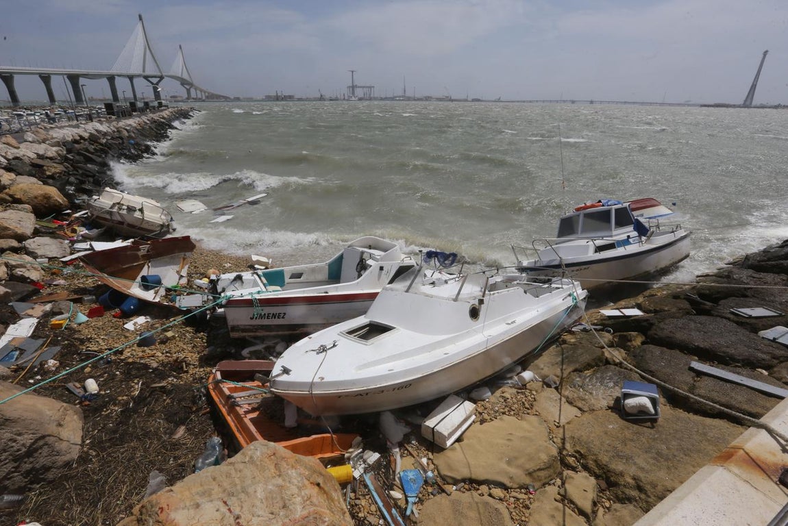 Barcos hundidos en la Bahía de Cádiz a causa del temporal de levante
