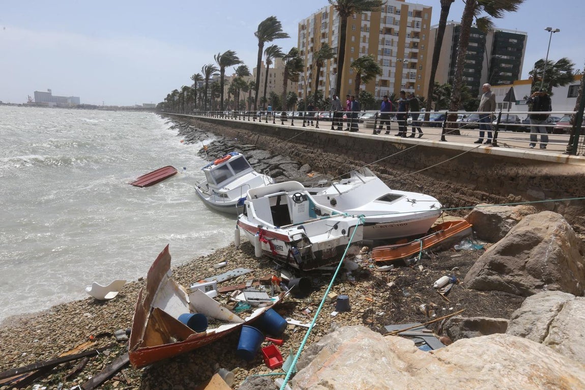 Barcos hundidos en la Bahía de Cádiz a causa del temporal de levante