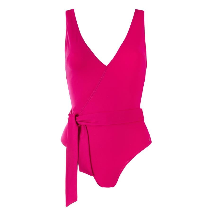 Bañador fucsia con cinturón (110€).