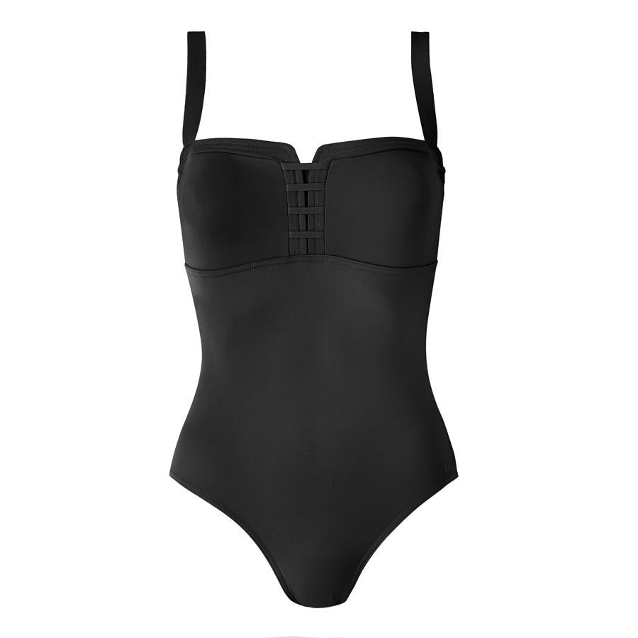 Bañador negro con bordado (110€).