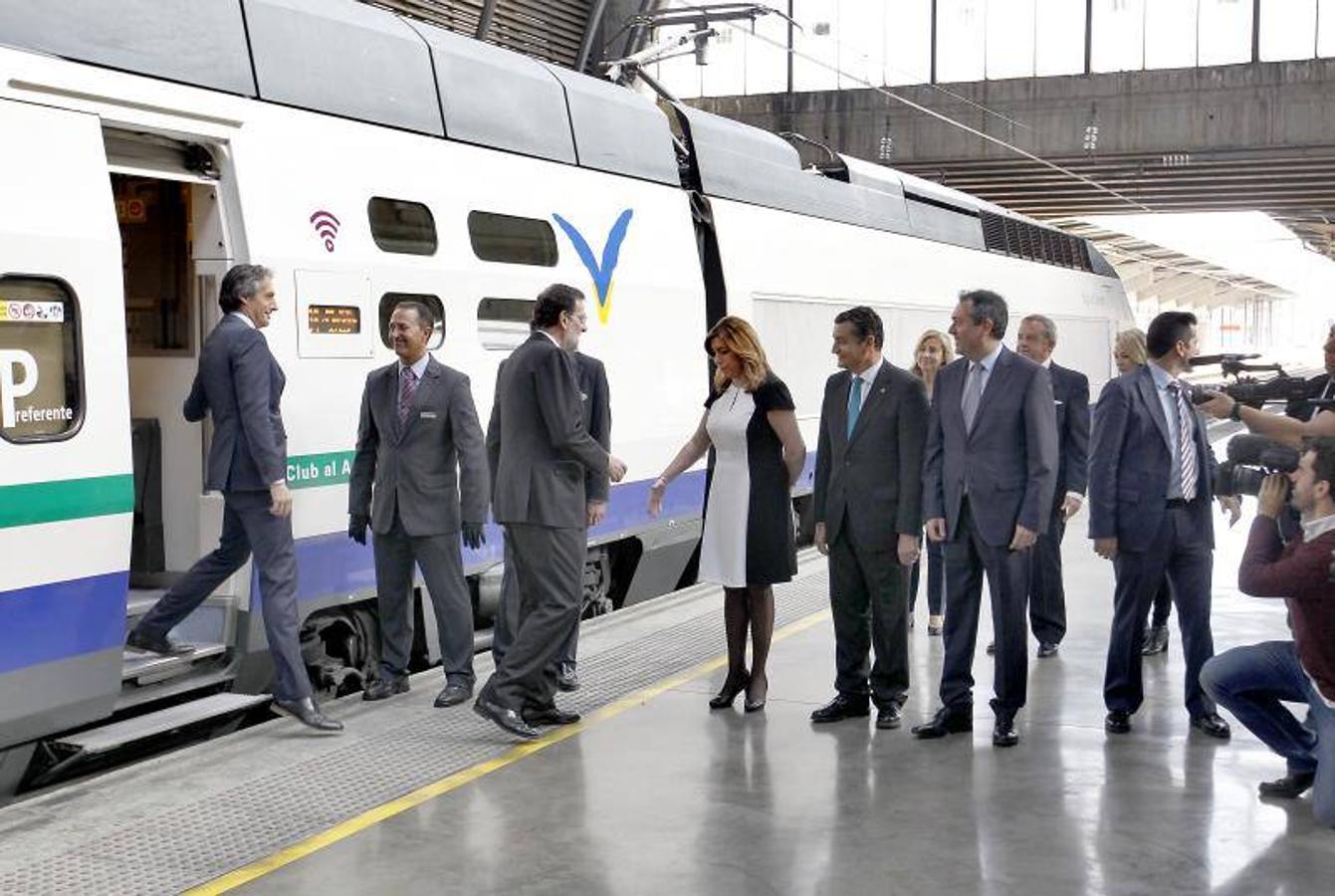 Susana Díaz recibe a Mariano Rajoy y a Íñigo de la Serna a su llegada a la estación de Santa Justa. 