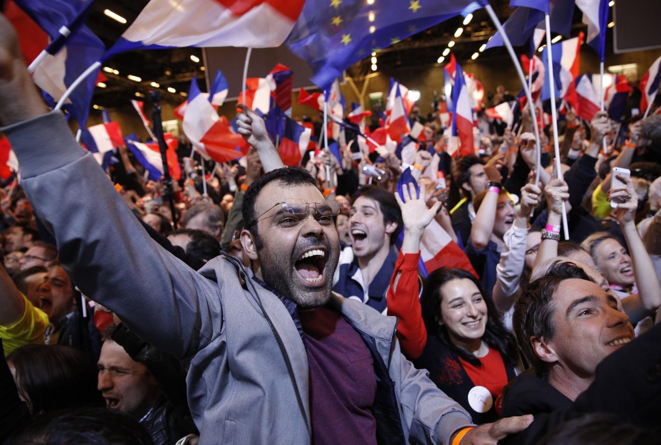 El ambiente en el cuartel general de Macron, en la parisina Puerta de Versalles, es de euforia absoluta, con gritos de «¡Macron, presidente!». 