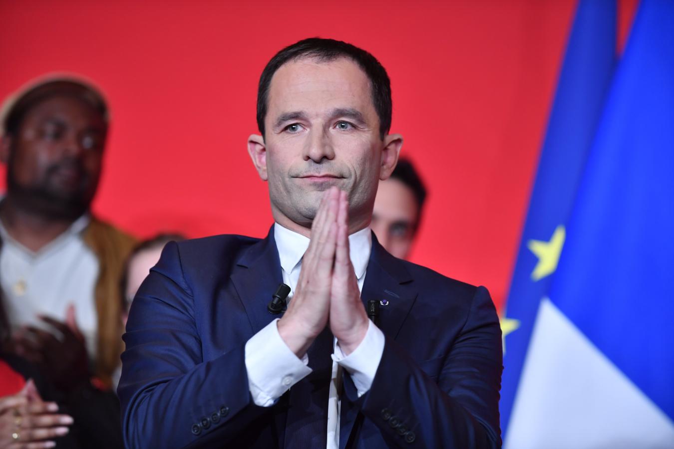 Hamon, pide el voto para Emmanuel Macron tras conocer los primeros resultados: «Hago un llamamiento para vencer con tanta fuerza como sea posible el Frente Nacional». 