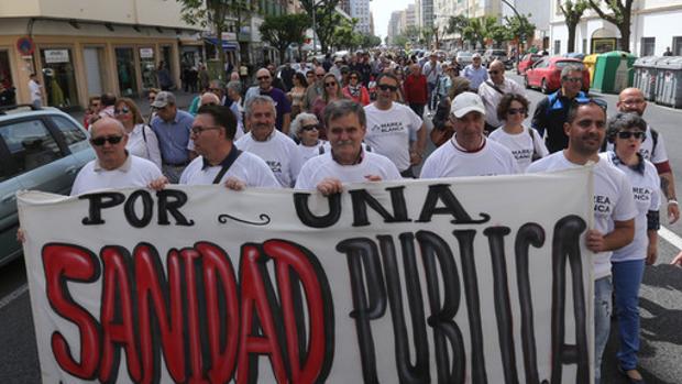 Una marea menos numerosa pide «cambios de política y no de caras»