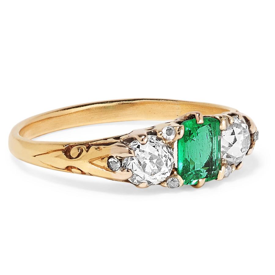 Anillo 1890 de oro 18k. con diamante y esmeraldas  (11,838 €).