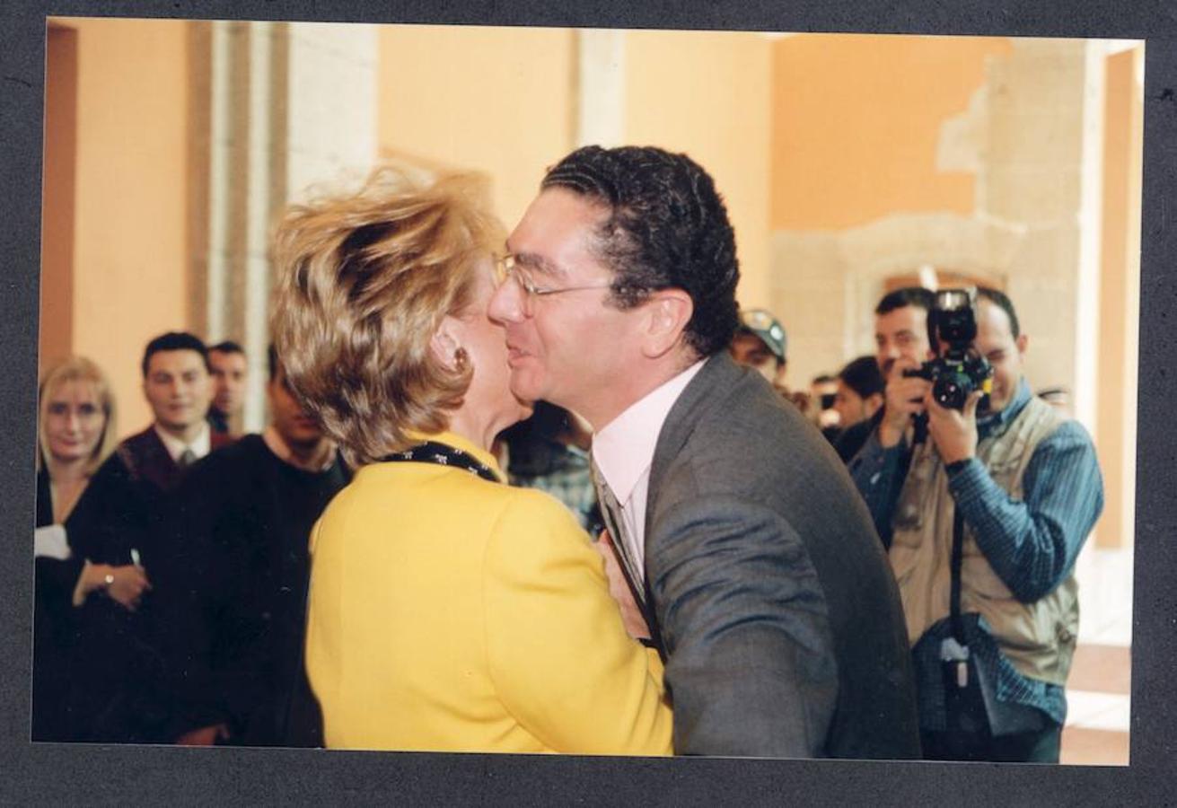 La vida política de Esperanza Aguirre, en imágenes. Tanto Esperanza Aguirre como Alberto Ruiz Gallardón mantuvieron una intensa rivalidad política durante la primera década de este siglo, aquí los vemos en una recepción en la Casa de Correos, sede de la Comunidad de Madrid en 1998. Ambos han presidido la Comunidad de Madrid.