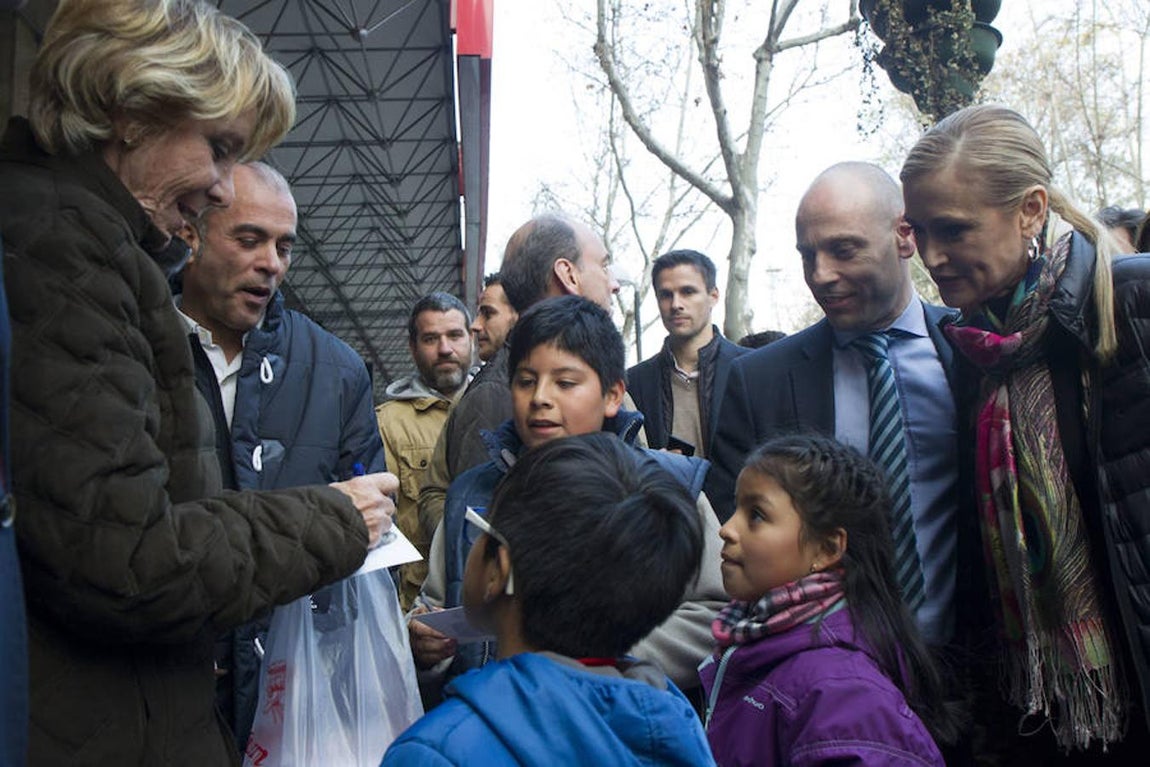 La vida política de Esperanza Aguirre, en imágenes. De campaña por Moratalaz con Cristina Cifuentes