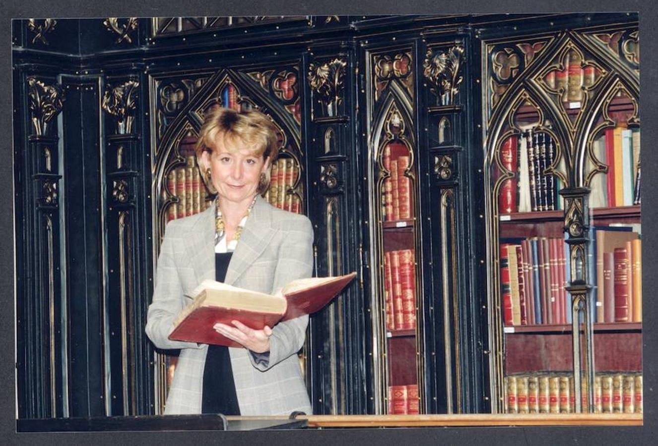 La vida política de Esperanza Aguirre, en imágenes. Aguirre posa en la biblioteca del Senado, cuya presidencia ejerció