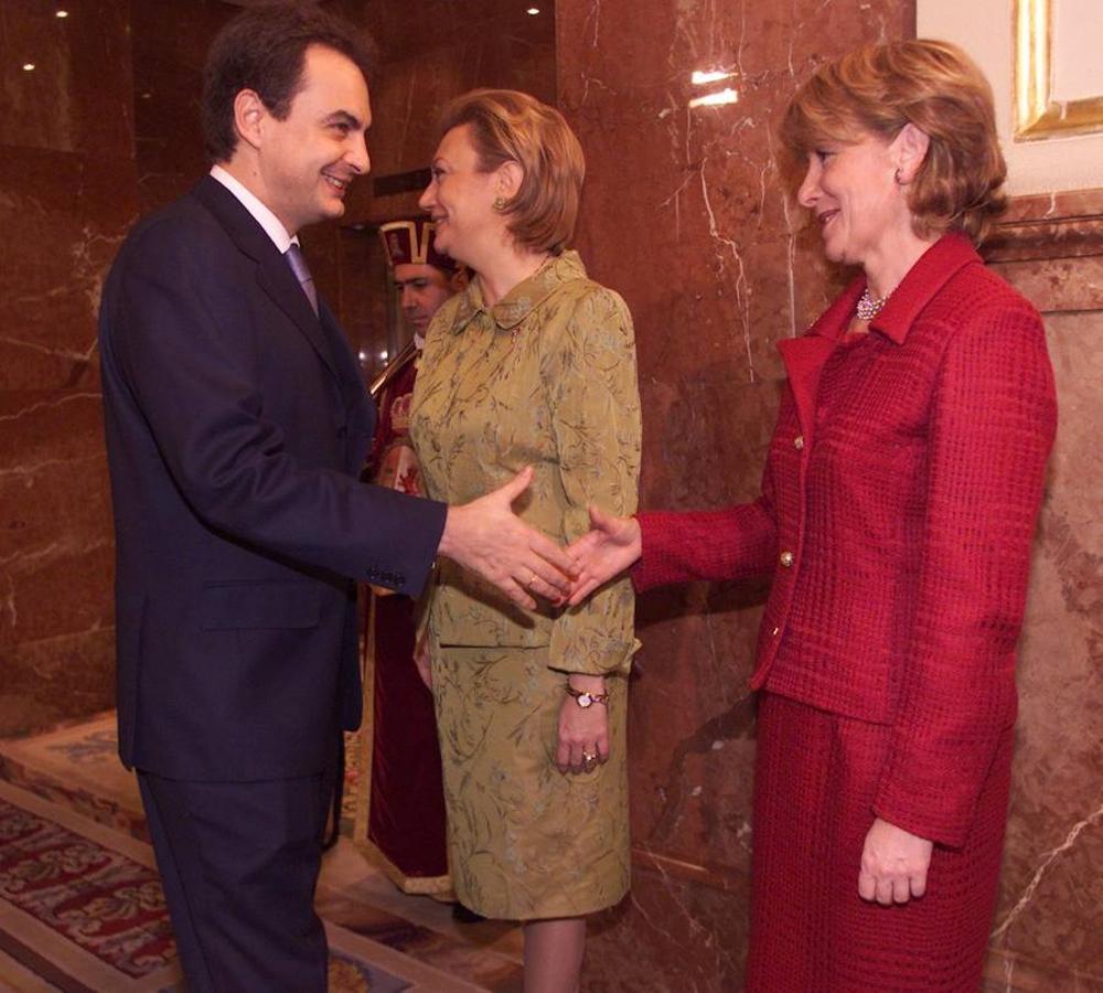 La vida política de Esperanza Aguirre, en imágenes. Aquí saluda al nuevo líder del PSOE, José Luis Rodríguez Zapatero, durante la constitución de las Cámaras tras las elecciones del 12 de marzo de 2000