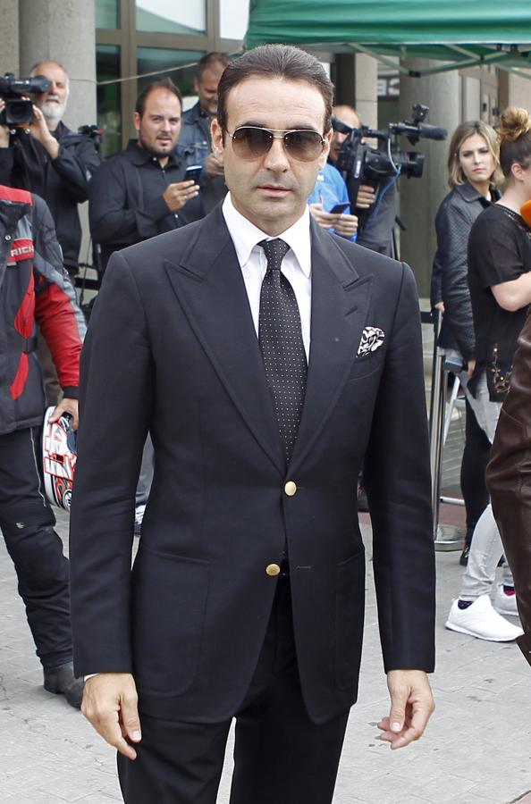 Enrique Ponce posa a las puertas del tanatorio La Paz de Alcobendas. 