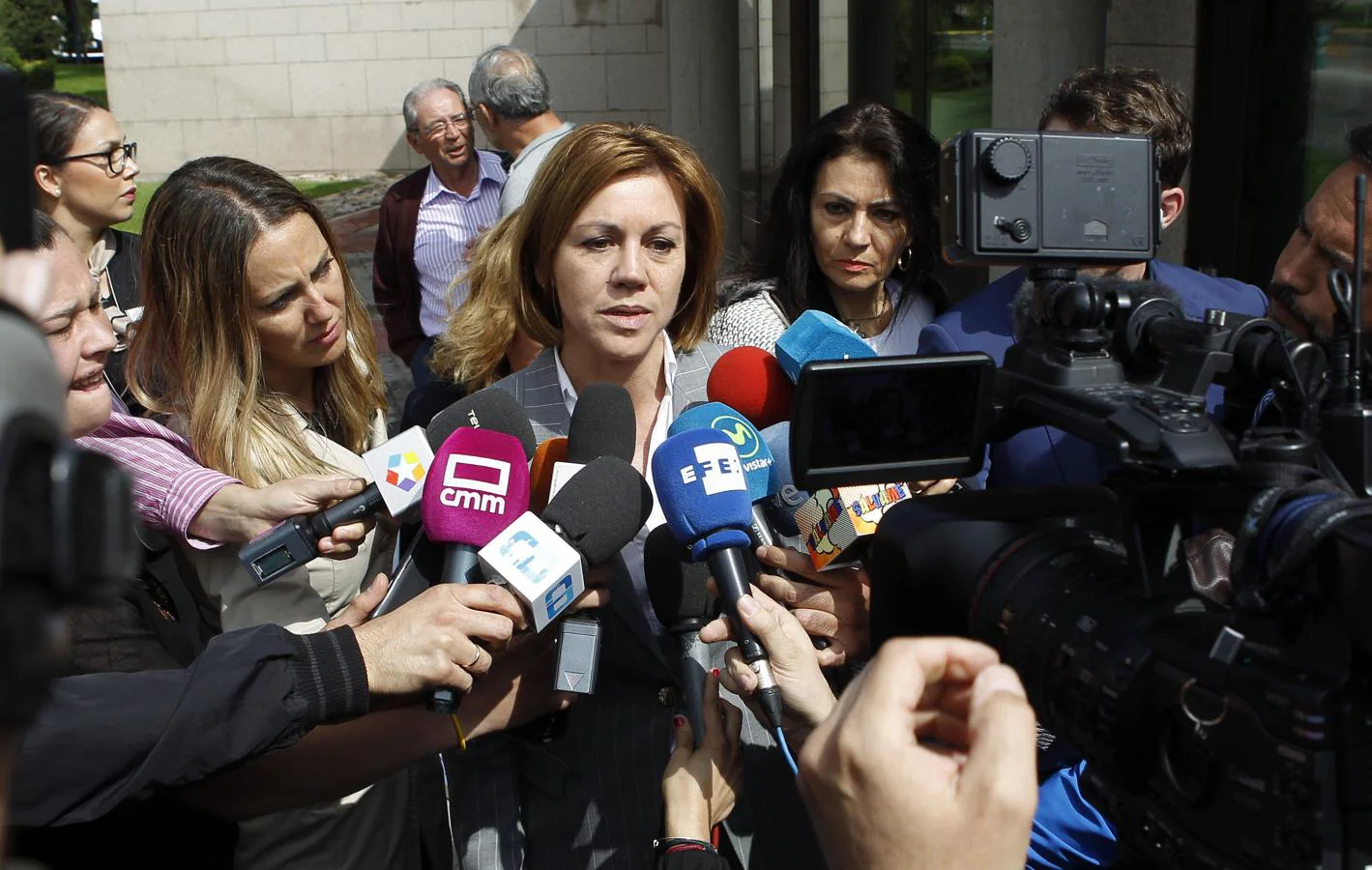 La ministra de Defensa, María Dolores de Cospedal, atiende a los medios de comunicación a las puertas del tanatorio La Paz de Alcobendas, donde se encuentran los restos de Sebastián Palomo Linares 