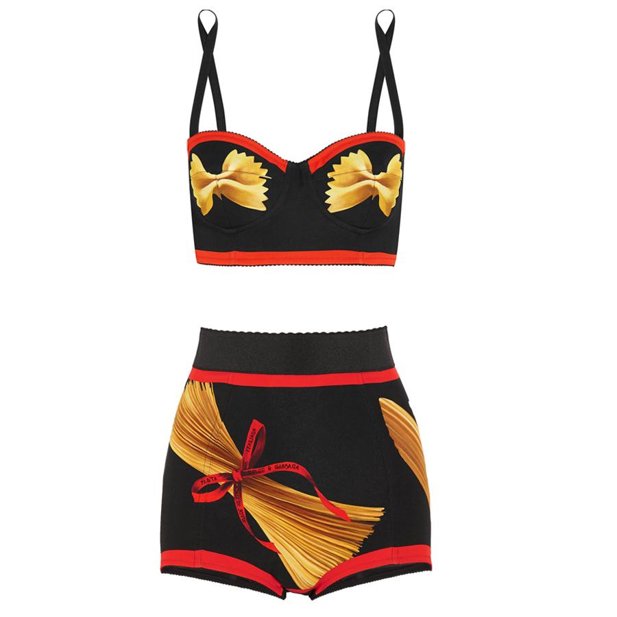 Sujetador estampado (645€) y slip de talle alto (595€).