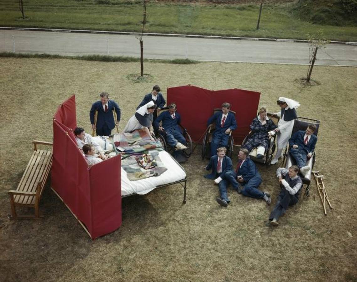 Convalecientes y enfermeras en el  hospital de la Fuerza Aérea en Buckinghamshire en agosto de 1943.. 