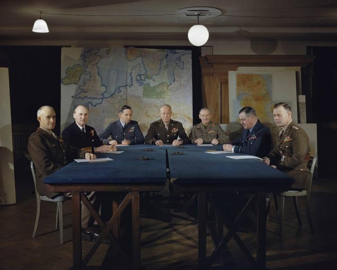 El general Eisenhower y sus comandantes en el cuartel general supremo aliado en Londres, en febrero de 1944.. 