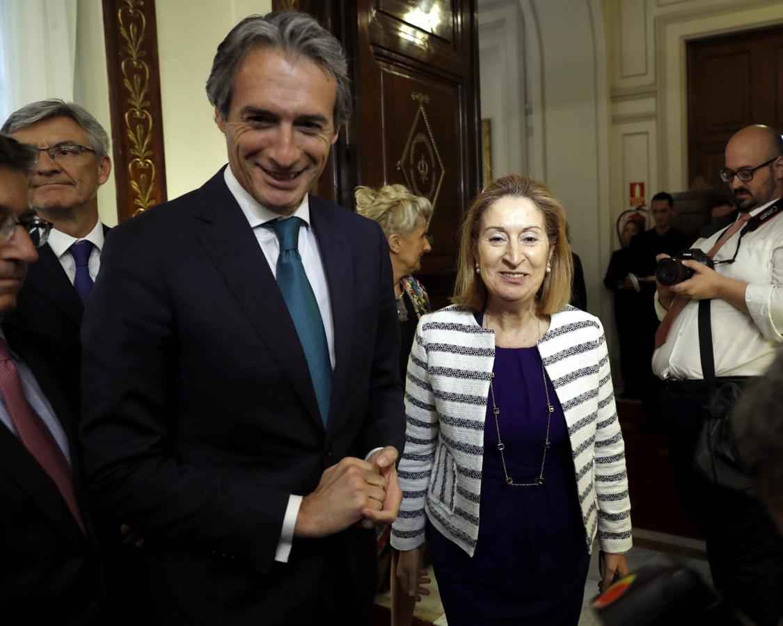 De la Serna (izquierda), junto a la presidenta del Congreso, Ana Pastor, a su llegada a un almuerzo en el Casino de Madrid, con el que inaugura una nueva edición del Foro ABC-Deloitte 