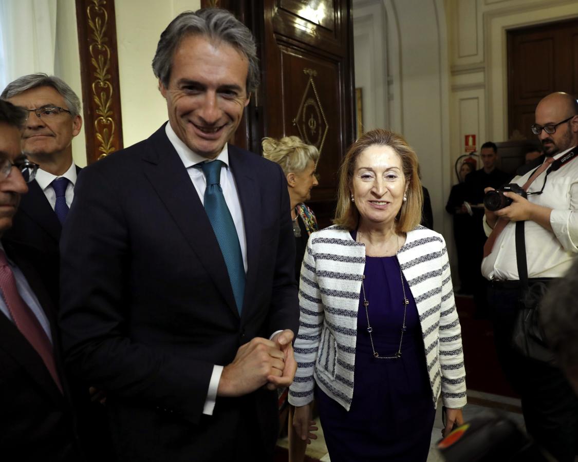 De la Serna (izquierda), junto a la presidenta del Congreso, Ana Pastor, a su llegada a un almuerzo en el Casino de Madrid, con el que inaugura una nueva edición del Foro ABC-Deloitte. 