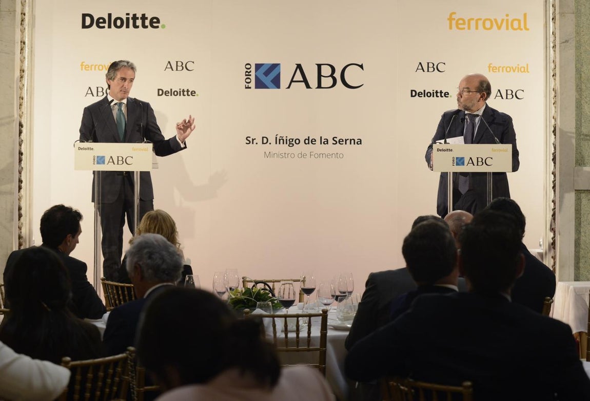 Iñigo de la Serna, en un momento de su intervención, junto a Ángel Expósito. 