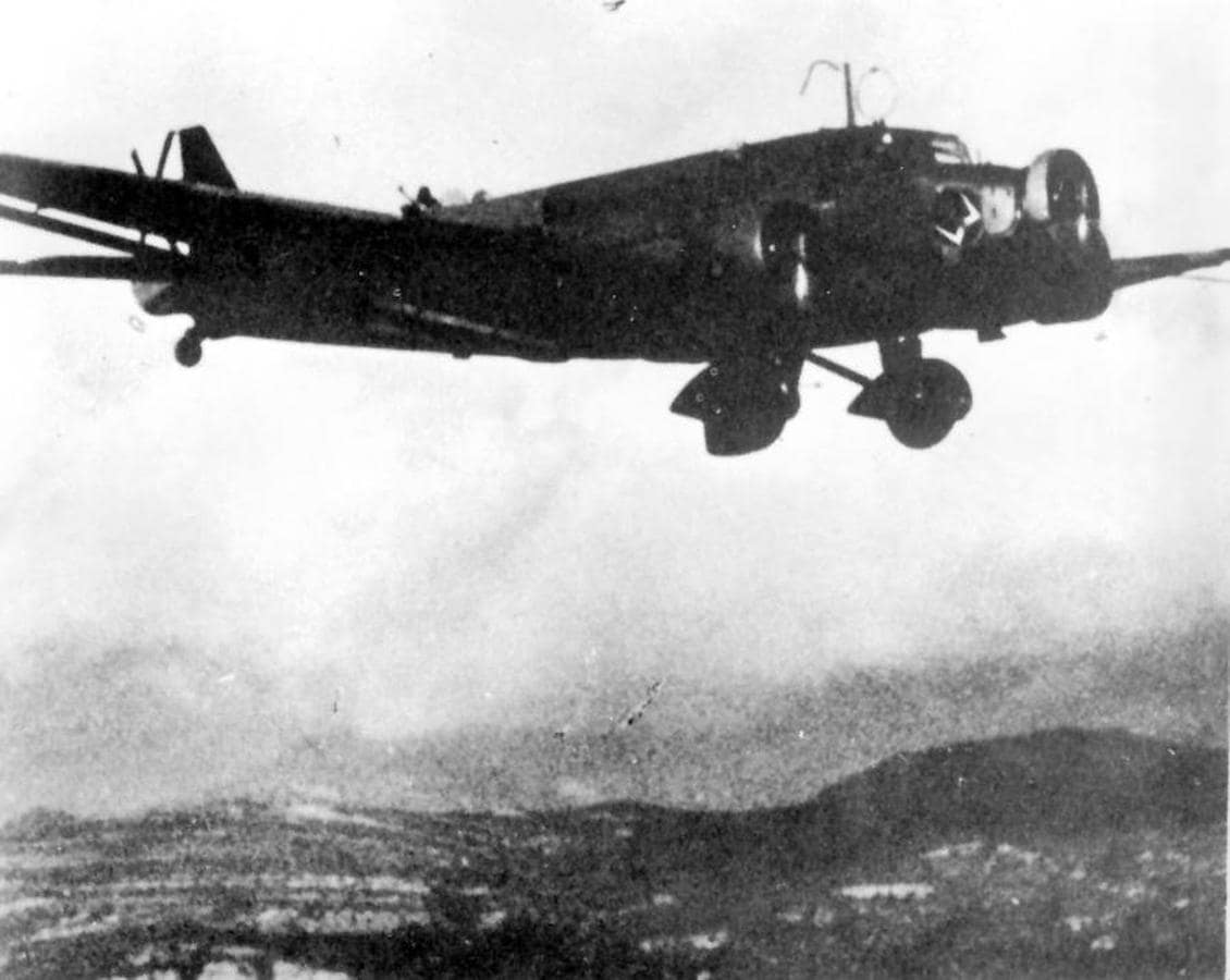 Un «JU-52» alemán de la Legión Condor, tras bombardear Guernica