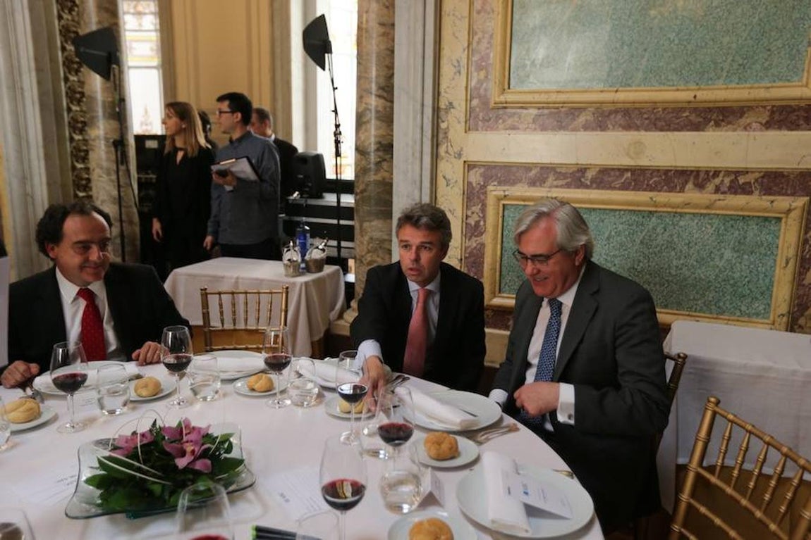 Los invitados al Foro ABC, en el que ha intervenido el ministro de Fomento, Íñigo de la Serna. 