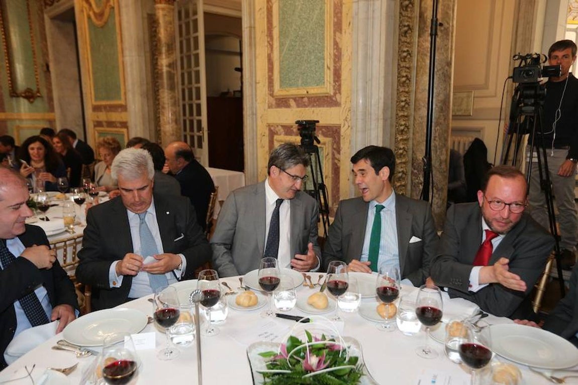 Los invitados al Foro ABC, en el que ha intervenido el ministro de Fomento, Íñigo de la Serna. 