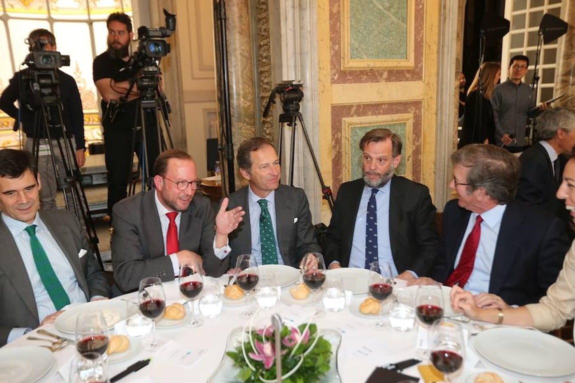 Los invitados al Foro ABC, en el que ha intervenido el ministro de Fomento, Íñigo de la Serna. 