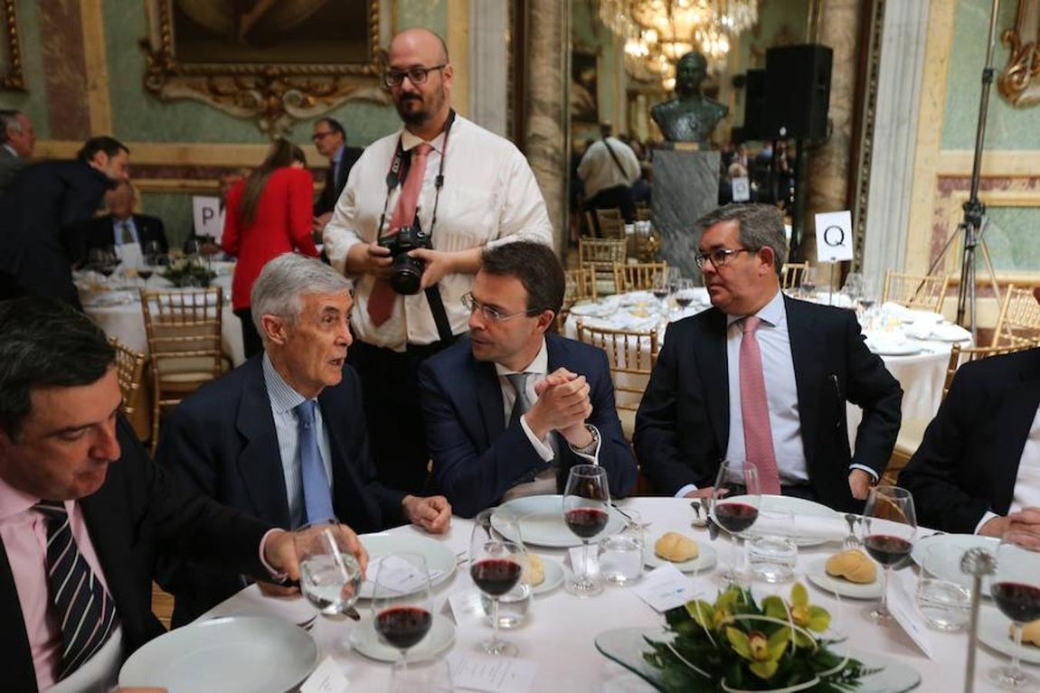 Los invitados al Foro ABC, en el que ha intervenido el ministro de Fomento, Íñigo de la Serna. 