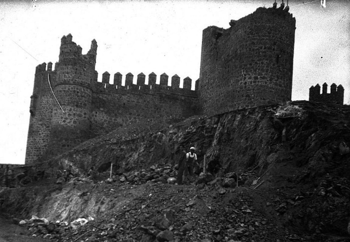 Trabajos de desmonte para el edificio auxiliar del castillo junto a la subida al Hospital Provincial. FOTO ARCHIVO ANTONIO PAREJA. 