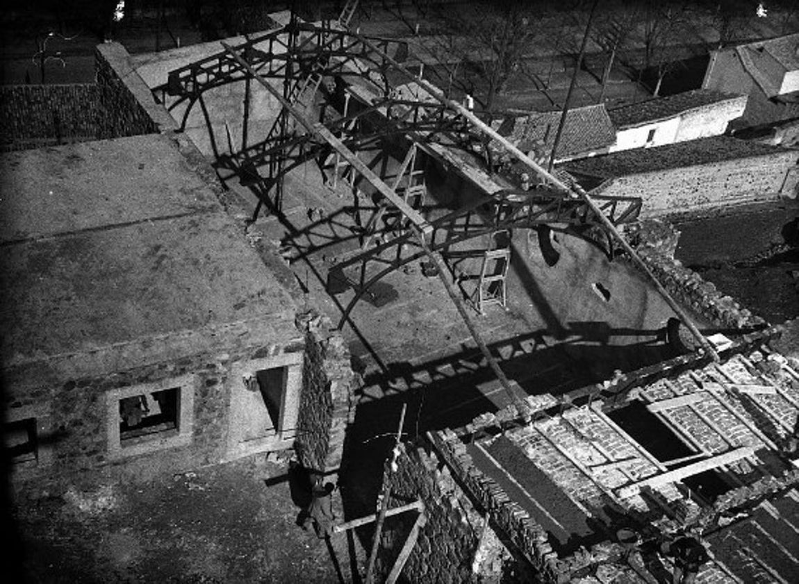 Construcción del gimnasio y la capilla en el edificio auxiliar del castillo. FOTO ARCHIVO ANTONIO PAREJA. 
