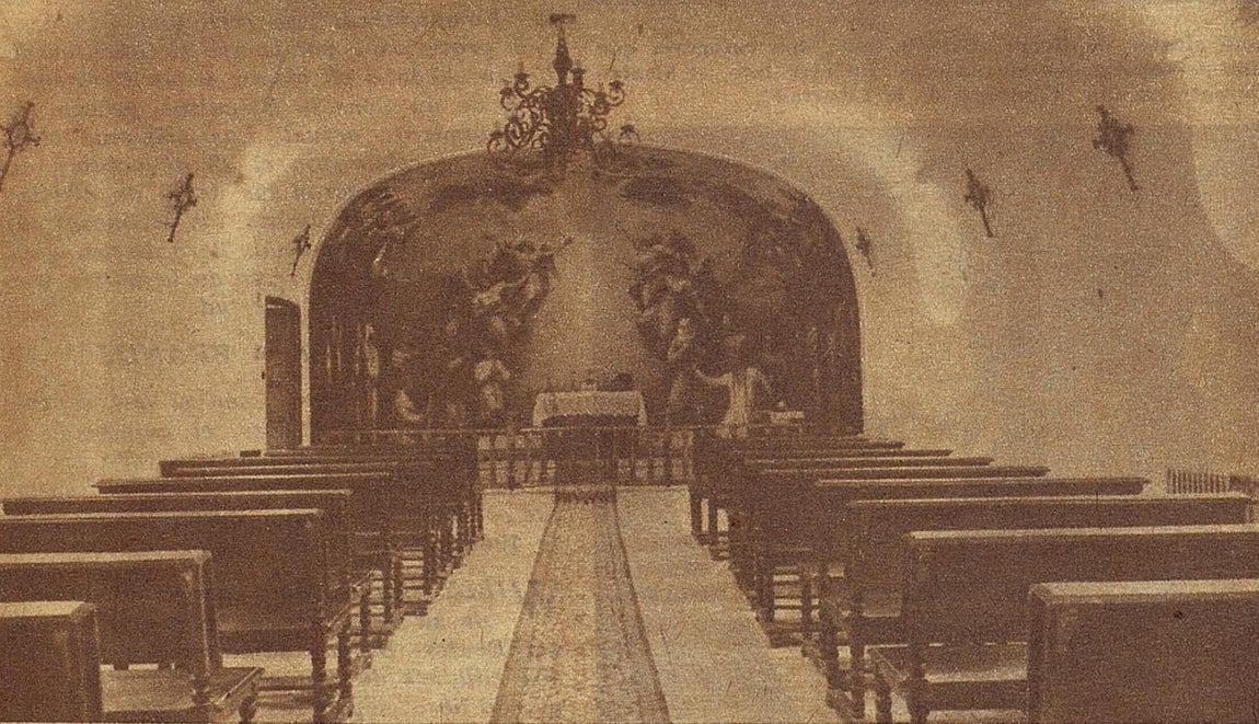 Aspecto de la capilla en 1958, con la decoración pictórica de Gregorio Toledo en las páginas de El Alcázar. 